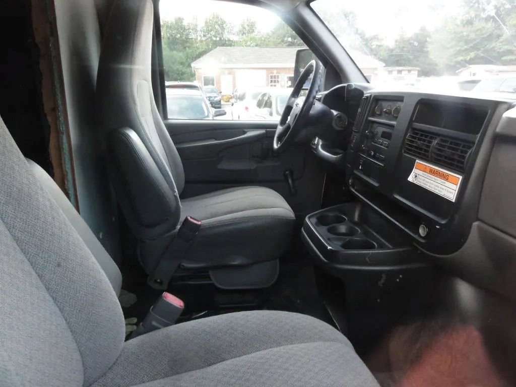Used 2006 GMC Savana 3500 RWD image 5