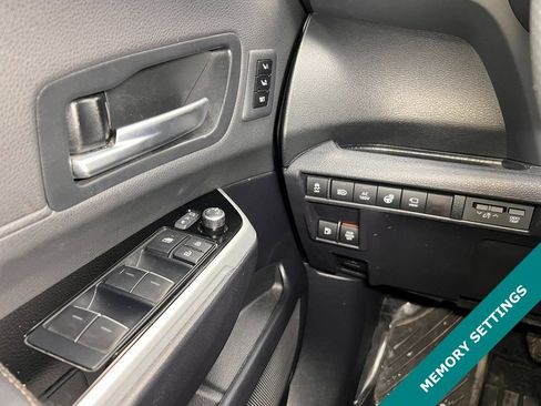 Used 2025 Toyota Sienna Platinum image 7