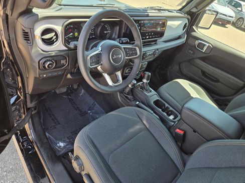 Used 2025 Jeep Wrangler Unlimited Sahara AWD/4WD image 17