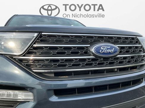 Used 2022 Ford Explorer XLT w/ Equipment Group 202A AWD/4WD image 16