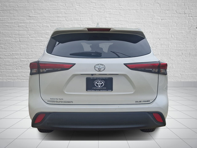 Used 2020 Toyota Highlander XLE AWD/4WD image 5