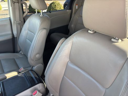 Used 2017 Toyota Sienna XLE w/ XLE Navigation Package image 7