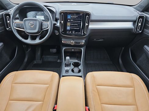 Used 2019 Volvo XC40 T5 Momentum image 9