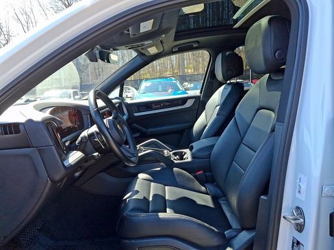 Used 2024 Porsche Cayenne AWD/4WD image 14