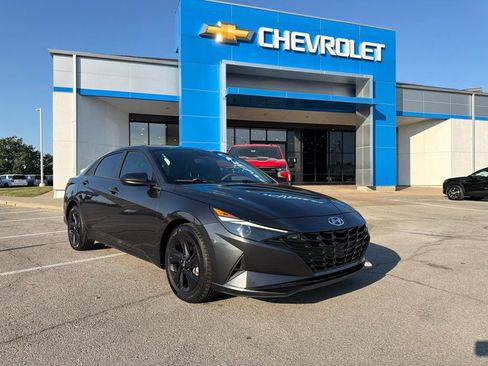 Used 2022 Hyundai Elantra SEL w/ Preferred Accessory Package FWD image 1