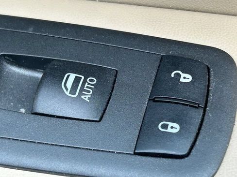 Used 2021 Jeep Grand Cherokee Laredo AWD/4WD image 34