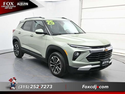Used 2025 Chevrolet TrailBlazer LT w/ LT Cold Weather Package AWD/4WD image 2