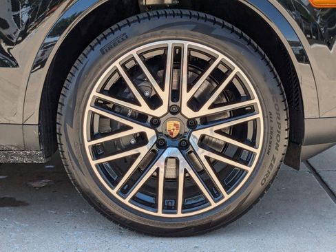 Certified 2025 Porsche Cayenne image 28