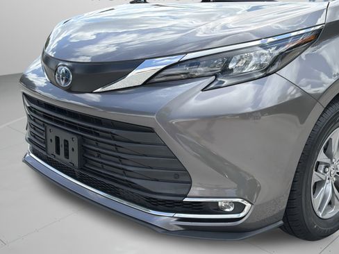 Certified 2024 Toyota Sienna XLE FWD image 35