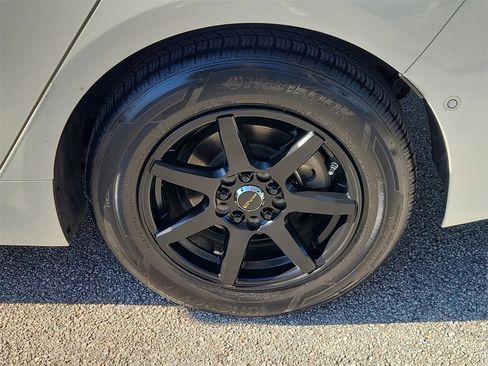 Used 2020 Toyota Prius LE w/ Carpet Mat Package image 5