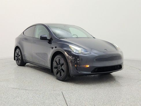Used 2024 Tesla Model Y Long Range RWD image 3