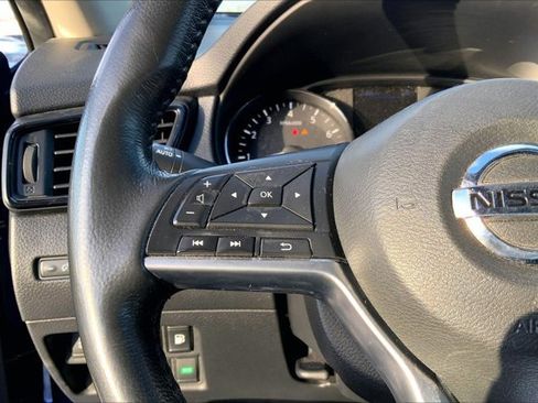 Used 2018 Nissan Rogue SV image 17