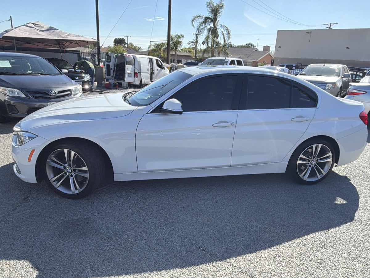 Used 2018 BMW 330i Sedan w/ Convenience Package RWD image 2