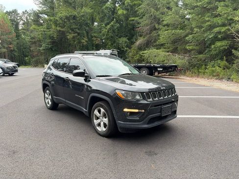 Used 2018 Jeep Compass Latitude w/ Popular Equipment Group AWD/4WD image 3