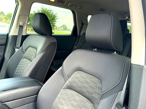 Used 2025 Nissan Pathfinder SV FWD image 14