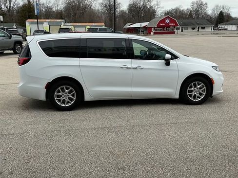 Used 2023 Chrysler Pacifica Touring FWD image 18