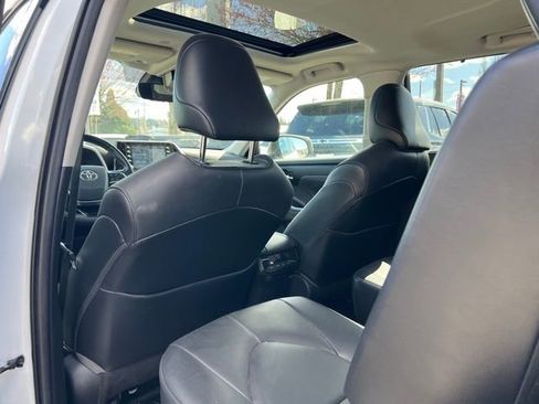 Used 2021 Toyota Highlander XLE image 9