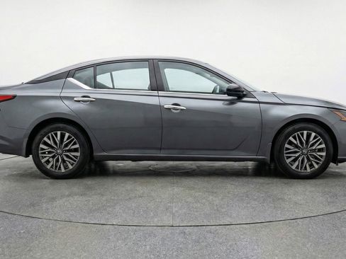Used 2025 Nissan Altima 2.5 SV image 11
