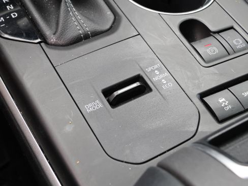 Used 2022 Toyota Highlander XLE FWD image 24