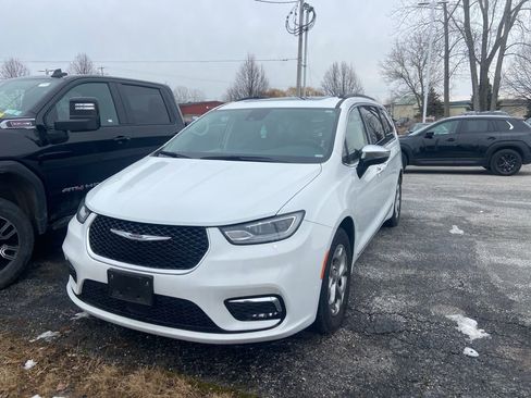 Used 2023 Chrysler Pacifica Limited image 3