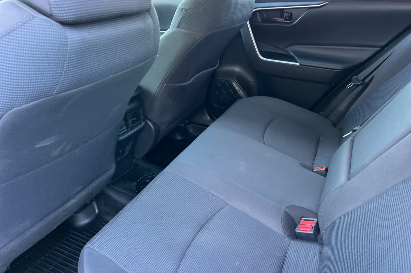 Used 2021 Toyota RAV4 LE AWD/4WD image 4