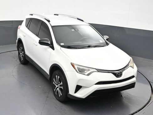 Used 2018 Toyota RAV4 LE FWD image 21