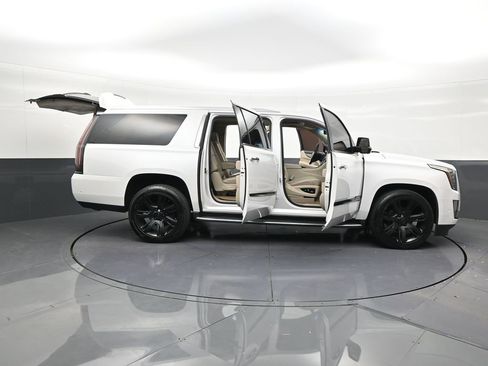 Used 2018 Cadillac Escalade ESV Luxury RWD image 30