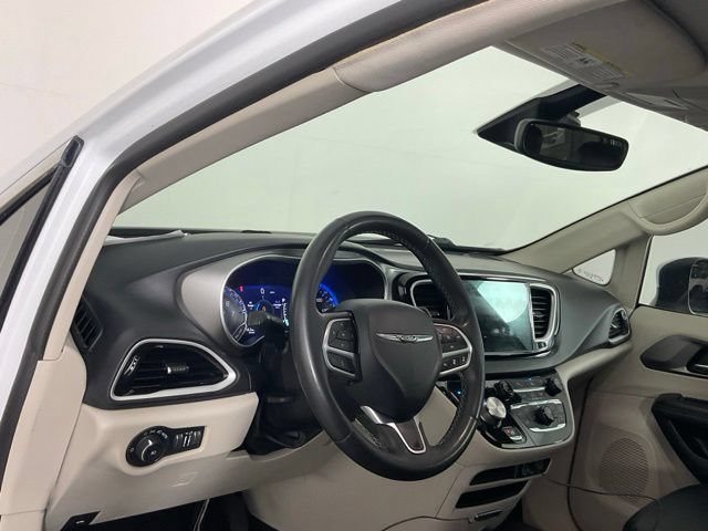 Used 2023 Chrysler Pacifica Touring-L FWD image 12