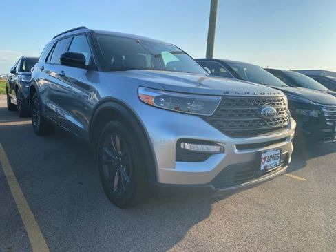Used 2023 Ford Explorer XLT w/ Equipment Group 202A AWD/4WD image 4