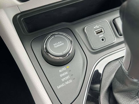 Used 2022 Jeep Cherokee Limited image 17