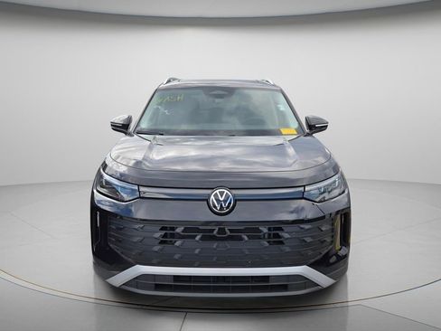 Used 2025 Volkswagen Tiguan SE w/ Panoramic Sunroof Package AWD/4WD image 3