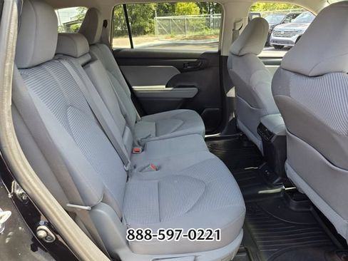 Used 2021 Toyota Highlander LE FWD image 17
