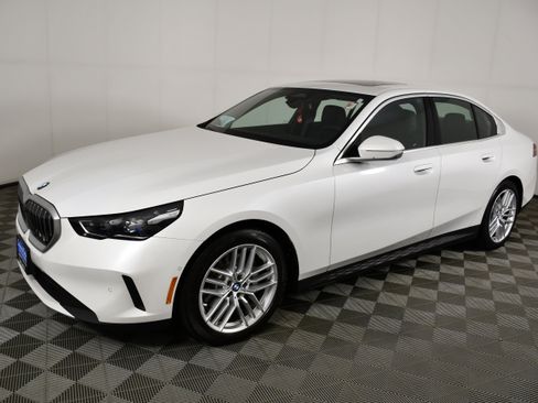 Used 2025 BMW 530i xDrive image 10