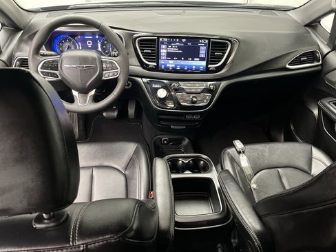 Used 2025 Chrysler Pacifica Select image 4