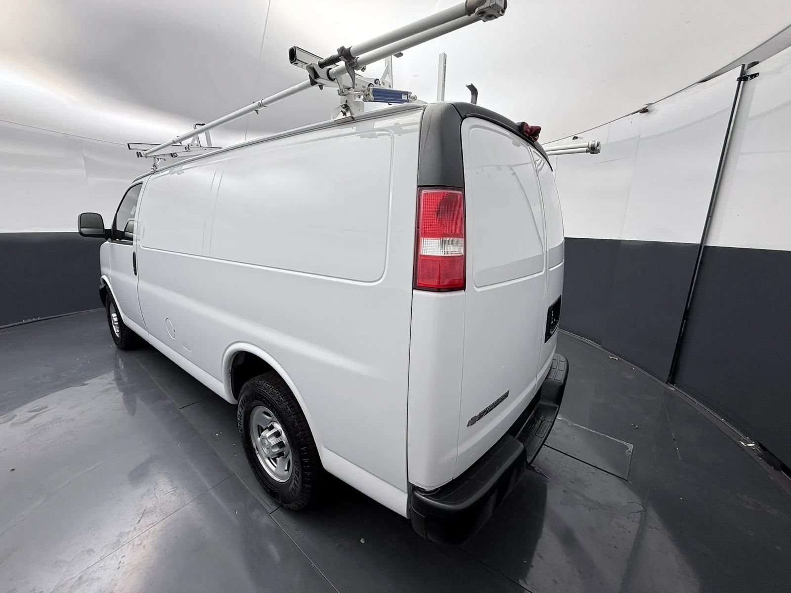 Used 2018 Chevrolet Express 3500 RWD image 6