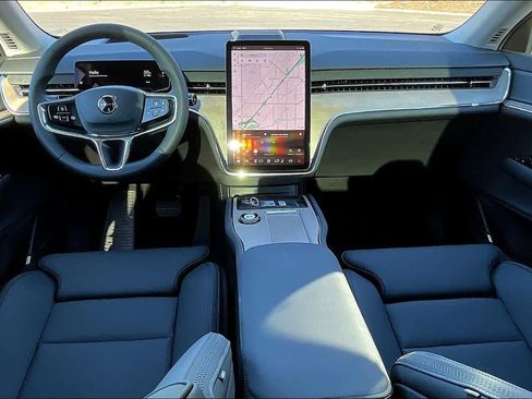 New 2025 Volvo EX90 Plus w/ Protection Package Premier image 7