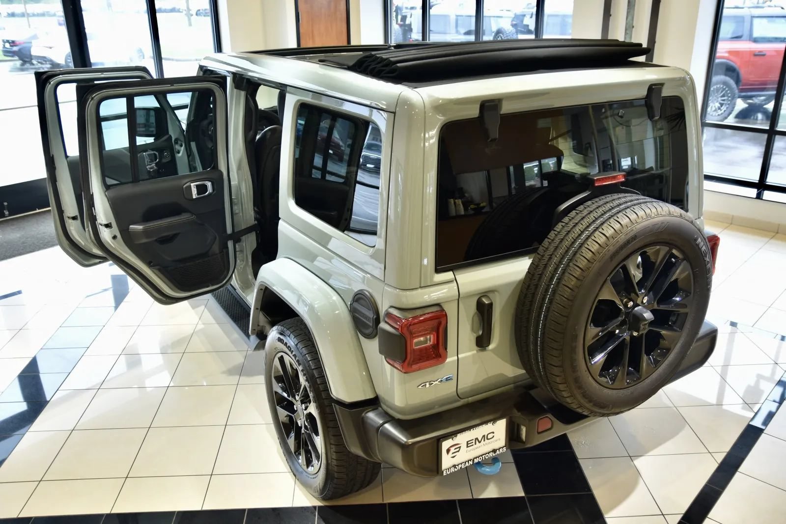 Used 2024 Jeep Wrangler Unlimited Sahara w/ Technology Group AWD/4WD image 8