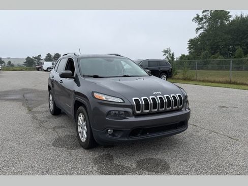 Used 2016 Jeep Cherokee Latitude w/ Cold Weather Group AWD/4WD image 1