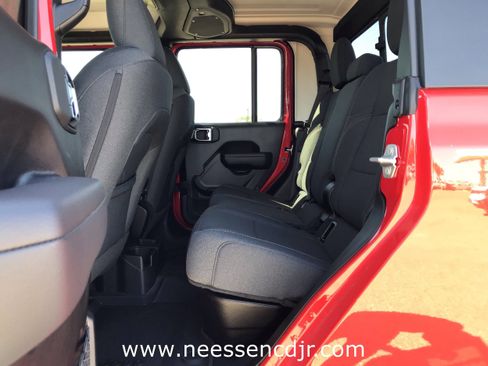 New 2025 Jeep Gladiator Sport image 15