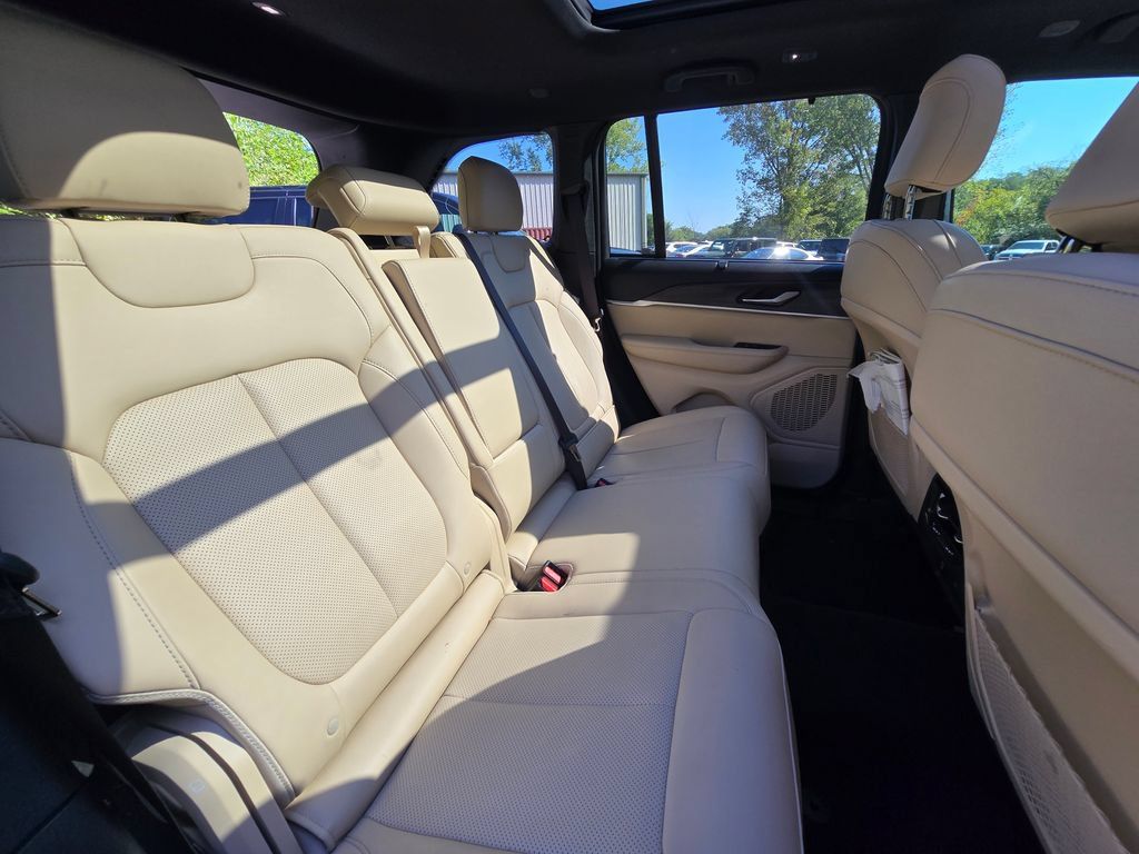 Used 2023 Jeep Grand Cherokee Limited w/ Luxury Tech Group II AWD/4WD image 24