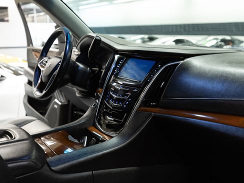 Used 2017 Cadillac Escalade Luxury image 17