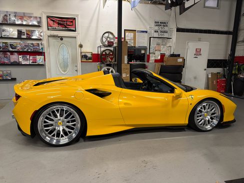 Used 2021 Ferrari F8 Tributo image 4