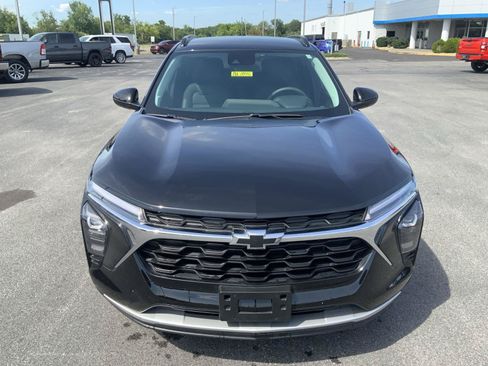 Used 2025 Chevrolet Trax LT FWD image 3