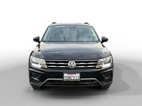 Used 2018 Volkswagen Tiguan SE w/ Panoramic Sunroof Package image 8