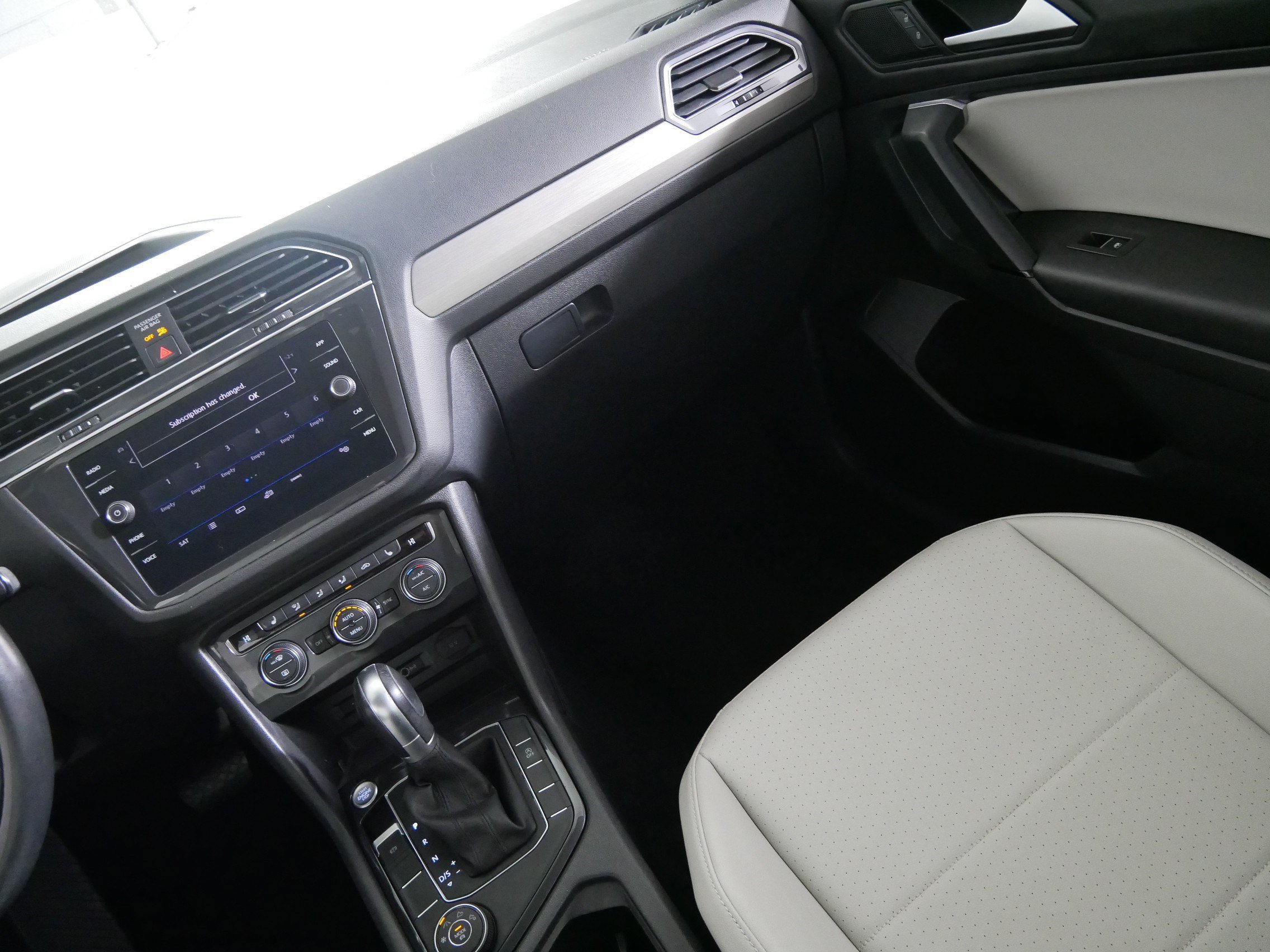 Used 2019 Volkswagen Tiguan SE AWD/4WD image 11