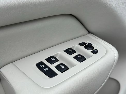 Used 2023 Volvo XC60 B5 Plus image 19