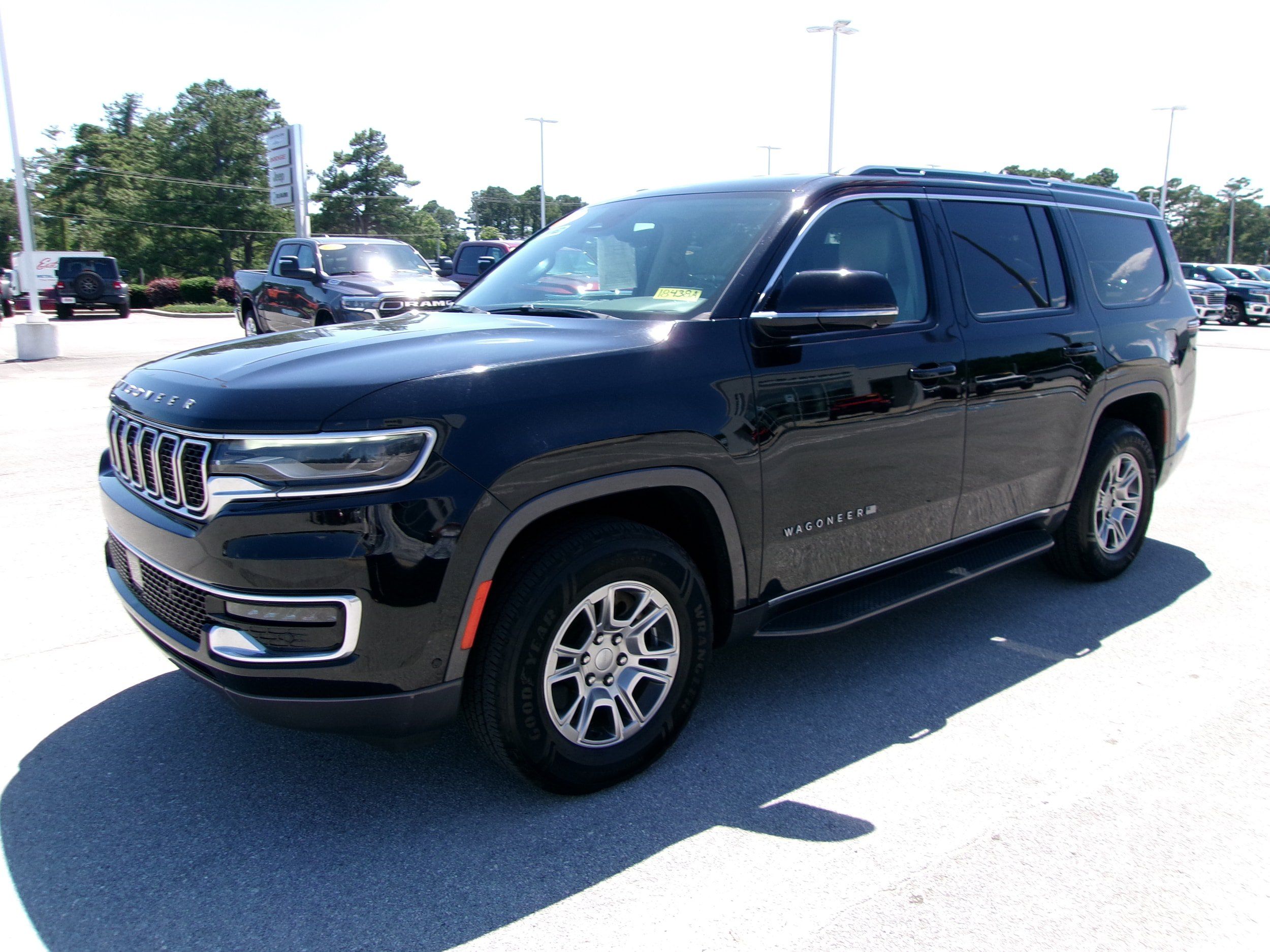 Used 2022 Jeep Wagoneer Series I w/ Convenience Group I AWD/4WD image 2