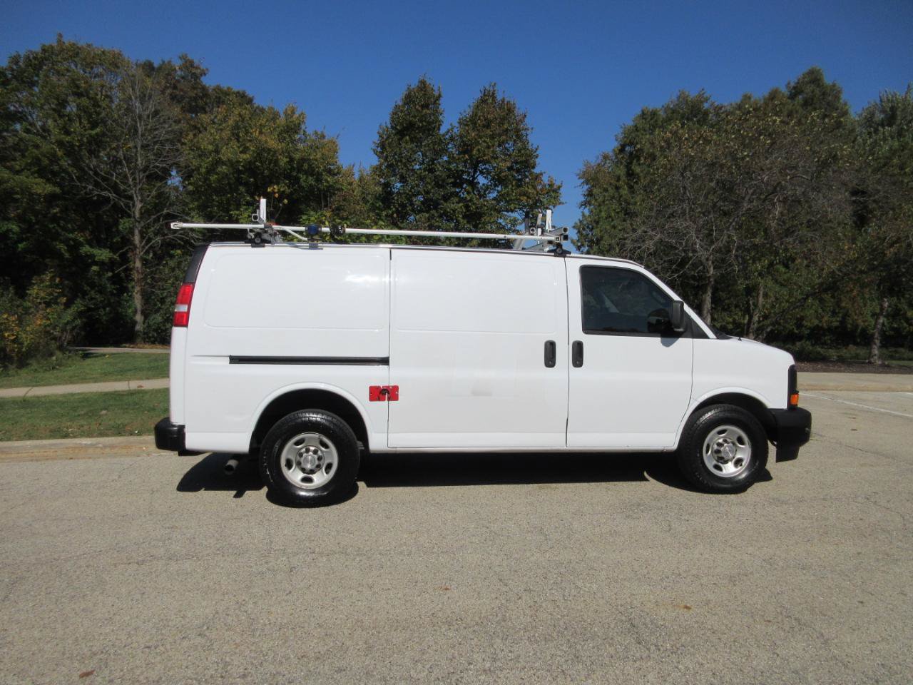 Used 2017 Chevrolet Express 2500 RWD image 7