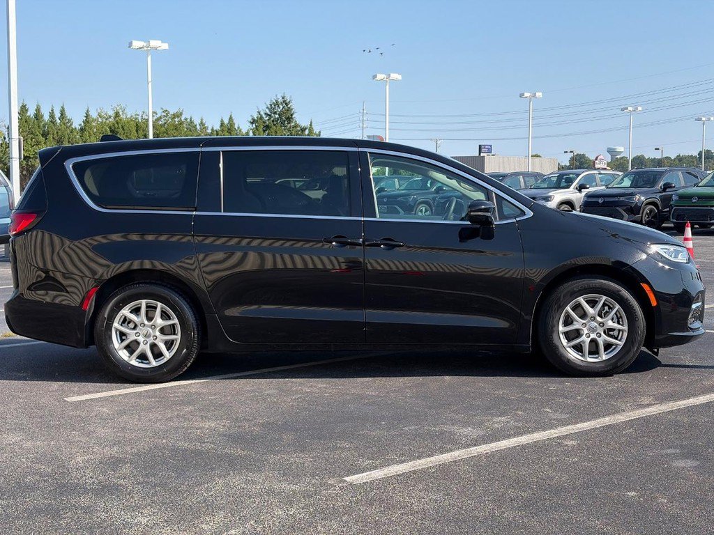 Used 2024 Chrysler Pacifica Touring-L FWD image 4