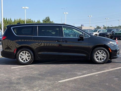 Used 2024 Chrysler Pacifica Touring-L FWD image 4